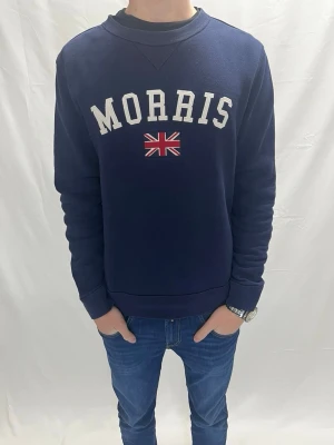 Morris Sweatshirt Mörkblå - Skick 8,5/10 syns på bild / Storlek S men passar även liten M / Modellen är 185 cm / Bara att höra av dig vid frågor och intresse!