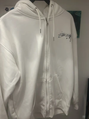 Vit stussy zip hoodie - Säljer en vit stussy tröja med dragkedja har används typ 3 gånger och har inga skavanker