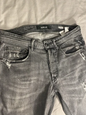 Gråa replay jeans med slitningar  - Säljer ett par gråa Replay jeans i slim fit med slitningar och snyggt tvättad look.         Följ för en hoodie på köpet!