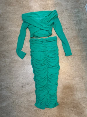 Topp/kjol - Topp/kjol set i stl S som är använd endast en gång säljs för 150 kr. 