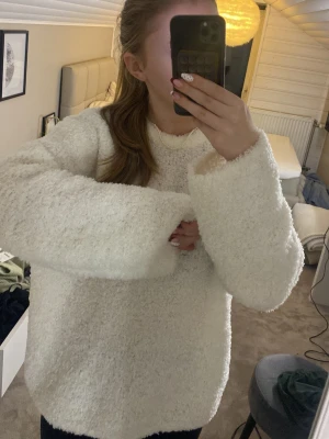 Stickad tröja - Jätte fin och skön stickad fluffig tröja!