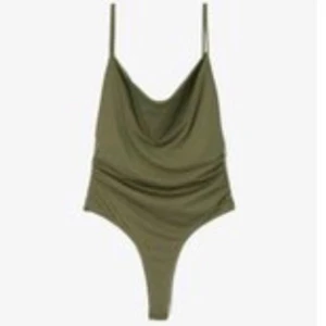 Olivgrön body  - Snygg olivgrön body med smala axelband och draperad framtill. Bodyn är samma färg som på första bilden!! Bodyn är ifrån Bershka och är i storlek storlek M men passar även S. Använd bara en gång så ser som ny ut! Köptes för 229kr säljer för 150kr 💚