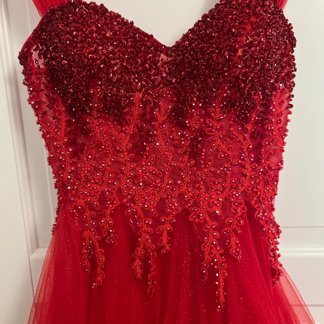 Röd glittrig balklänning med spets - 2