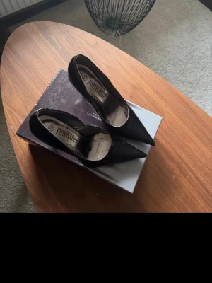 Svarta pumps från Jennifer med spetsig tå - Defekter som syns på två sista bilder. Storlek 35.