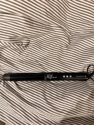 locktång remington  - Säljer en locktång från remington. Väldigt bra! Går upp till 190°c 