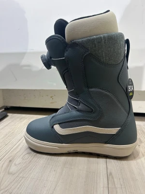 Vans Encore OG snowboard boots grå - Vans Encore OG snowboard boots i grått och vitt med BOA-snörningssystem och V1 Ultracush plös. Snygg design med klassisk Vans-sida och slitstark syntet samt skinn. Perfekt för dig som vill ha stil och funktion i backen. Helt nya! Nypris 2800kr 