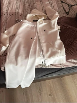 Vita tracksuit Ralph Lauren  - den är helt ny kommer med lapparna också den är strl S jätte bra kvalle aldrig använd tar byten bror på vad det är och pris kan alltid diskuteras 