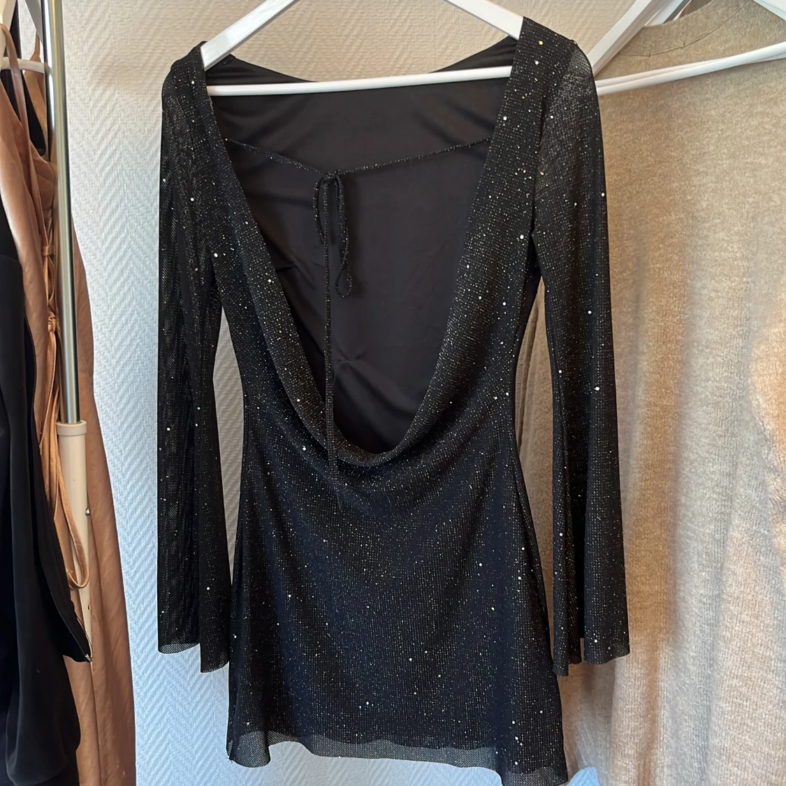 Glittrig klänning med öppen ryg - 90