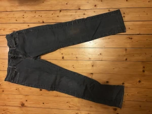 Levi's 511 mörkgrå jeans W30 L32 - Säljer ett par Levi's 511 jeans i mörkgrå färg. Jeansen har en slim passform. Säljer pågrund av att dom är för små