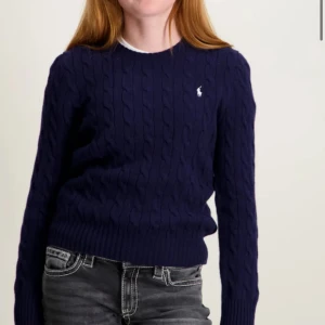 Ralph Lauren kabelstickad tröja  - Jätte fin märkes tröja (Ralph Lauren) kabelstickad.💞 Säljs så jag inte använder den. Storlek XL, vet ej om de menas som XL barn eller XL dam men det är som en S❤️