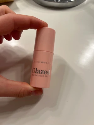 Glazed Highlighter Stick Makeup Mekka - Glazed Highlighter Stick från Makeup Mekka i en ljusrosa, glansig nyans. 