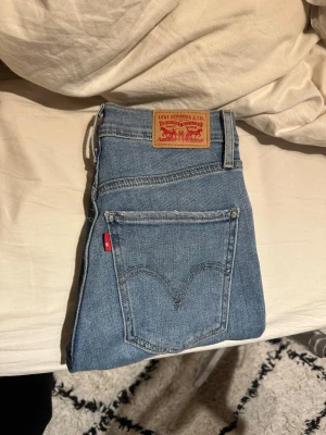 ljusblåa Levi’s jeans - Jeans från Levi’s som är skinny modellen, skriv iaf man vill se hur dom sitter på