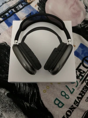 AirPods Max - Snygga och stilrena Apple AirPods Max i grå färg. Over-ear hörlurar med aktiv brusreducering och hög ljudkvalitet. Skicket ser mycket bra ut utan synligt slitage eller defekter. Perfekt för musik, film och samtal. Levereras med originalförpackning.