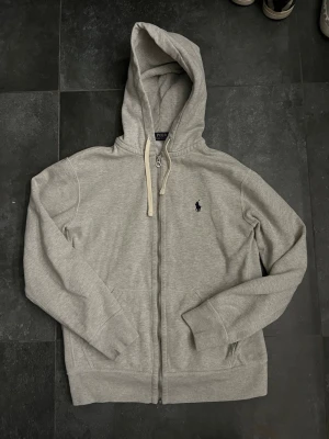 Ralph lauren zip hoodie - Tjena, säljer nu denna riktigt snygga och populära Ralph lauren zip hoodien i bra skick, inga skador, bara använd, hör av er vid frågor och funderingar🙌🤝
