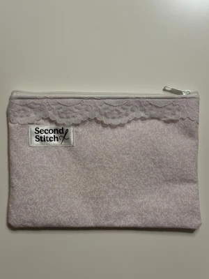 Handgjord necessär av second hand tyger - En handgjord necessär utav second hand tyger. Unik, hållbar och perfekt för att samla alla dina vardagsfavoriter i väskan. Fodrad och stängs med dragkedja. Endast ett unikt exemplar.                  Instagram: secondstitch.bymatilda 💕