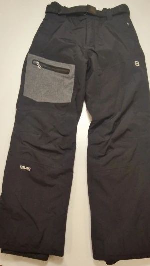 Skidbyxor från 8848 - Säljer ett par svarta skidbyxor från 8848. Storlek Jr 160. 