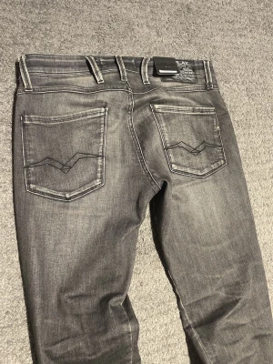 Replay Anbass - Ett par riktigt sköna Replay Anbass i snygg mörkgrå tvätt! | 28/30 | superfint skick | slim fit/anbass | skriv vid frågor! 