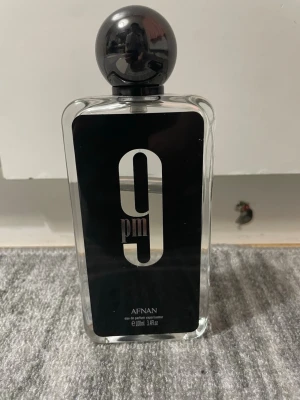 Afnan 9pm Eau de Parfum - Stilren parfym med modern design från Afnan. Flaskan innehåller 100ml eau de parfum. Stark parfym som håller länge. Luktar riktigt bubblegum söt. Finns ca 60-70ml kvar. 