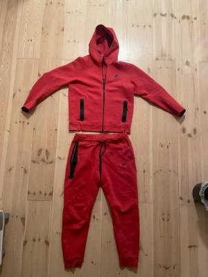 Nike tech fleece röd - Röd Nike tech fleece i perfekt skick