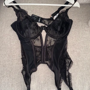 Svart korsett - Helt ny med lappar, jättefina detaljer