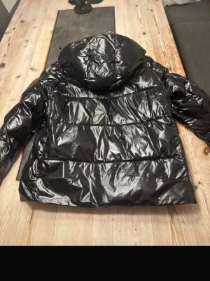 Svart pufferjacka från Calvin Klein Jeans - Säljer denna nu då jag inte använder den. De är inga fel på den. Köpte den förra året så använt en del. Den är nytvättad.