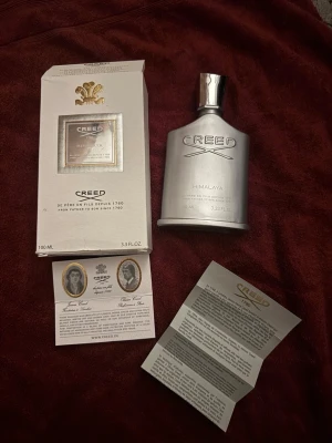 Creed Himalaya 100ml - Lyxig parfym från Creed, Himalaya, 100 ml. Tillverkad i Frankrike. Innehåller utvalda essenser och absoluer av blommor, trä, kryddor och citrus. Perfekt för dig som vill sticka ut med något exklusivt.