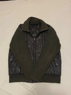 Cardigan jacka - Sjukt fet cardigan med stickade ärmar och en schysst krage, perfekt nu och framåt våren. Tunnare foder inuti, ej armarna. Bra skick, storlek L men sitter som M. Skriv vid minsta intresse, pris kan alltid att diskuteras vid smidig affär😀