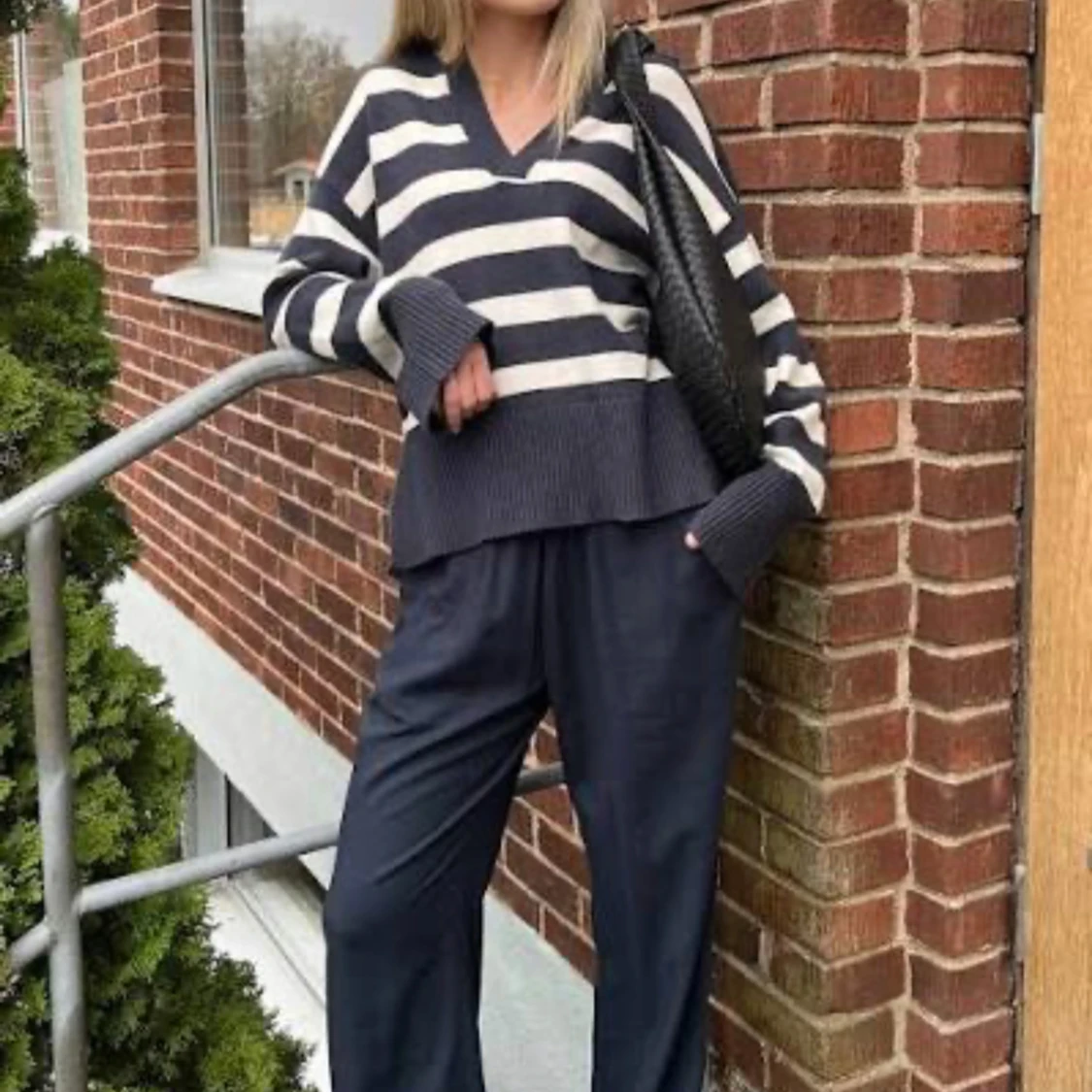 Randig blåvit stickad tröja