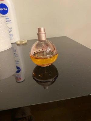 212 Sexy parfymflaska - Snygg parfym från Carolina Herrera med modern design. Perfekt för dig som vill sticka ut och ge din stil en extra touch. Flaskan är smidig att ta med i väskan.