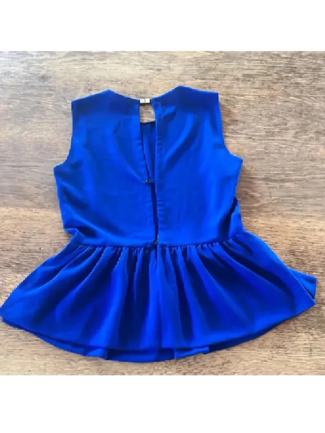 Kornblå ärmlös blus med volang - 1