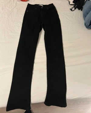 Svarta bootcut jeans från g perfect jeans - Svarta jeans från g perfect jeans i storlek 36. Modellen har bootcut-ben och klassisk femficksdesign med knapp och dragkedja framtill. Jeansen är tillverkade i ett jeansmaterial och har en högre midja för snygg passform. Oops!! Jeansen är inte särskilt utsvängda men går att sy om man vill! 🥰. Pris kan diskuteras!  *Klassisk svart färg som passar till allt   * Bekväm passform *Perfekta för både vardag och fest *Rökfritt hem *Djurfritt hem