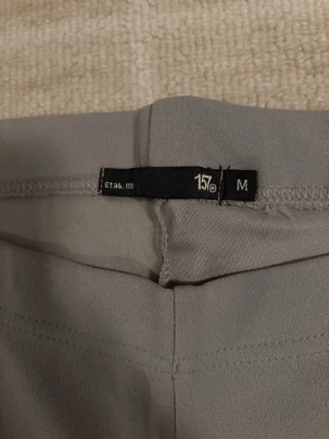 Grå bootcut byxor från 157 - Snygga grå bootcut-byxor från 157, storlek M. De har en hög midja och är gjorda i ett mjukt och stretchigt material! Helt oanvända!💕