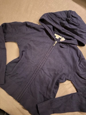 Tunn kofta Gina Tricot - Säljer denna tunna kofta från Gina Tricot i strl 158/164. Endast använd ett fåtal gånger, jättefint skick!