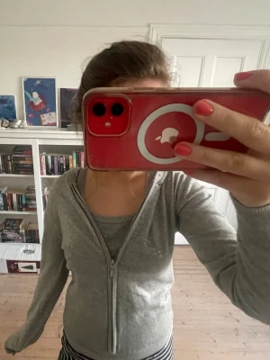 Grå hoodie med dragkedja - En skön grå tröja med dragkedja och huva där bak. Från Gina tricot i st. 158-164.