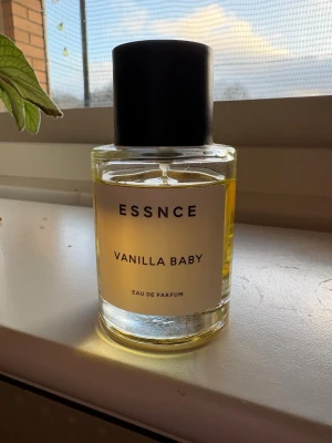 Essnce Vanilla Baby Eau de Parfum - Vanilla Baby från Essnce är en Eau de Parfum med stilren design. Perfekt för dig som vill sticka ut med en modern och trendig parfym.
