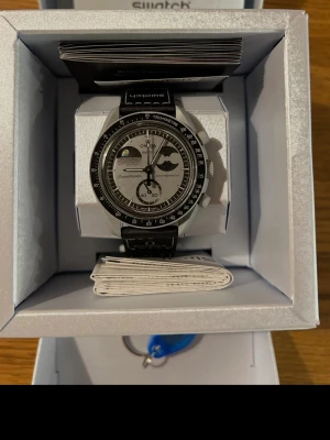 Omega X Swatch Mission to Earthphase - Har original låda och allt annat som tillkom, kan skicka eller mötas upp.