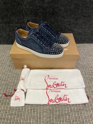 Christian Louboutin skor  - Hej! Säljer nu dessa nästan nya Louboutin skor. Skorna är super rare och knappt använda. Nypris 8500kr! Hör av dig vid frågor. 39 passar 40