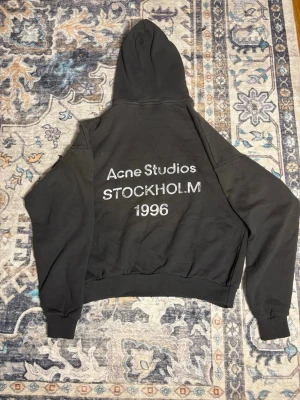 Acne tröja  - Acne Studios tröja i nyskick. Använd få gånger och i mycket gott skick utan fläckar, hål eller slitage. Storlek S med oversized passform. Hög kvalitet och bekväm att bära.