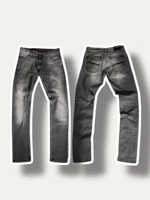 Nudie jeans Grim Tim *WASHED* - Nu säljer vi ett par otroligt feta jeans i märket nudie!😇 Modellen är grim Tim, och de är även washed som man ser på bilderna! 😋Storleken är 31/34! Tveka inte på att höra av dig vid minsta fundering!🤠✌️