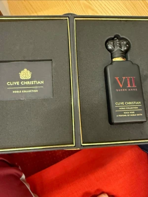 Clive Christian VII Queen Anne - Exklusiv parfym från Clive Christian Noble Collection. Snyggt designad flaska med lyxig känsla, perfekt för dig som vill sticka ut. Rock Rose-varianten ur Queen Anne-serien. Levereras i elegant originalförpackning. Priset kan diskuteras 