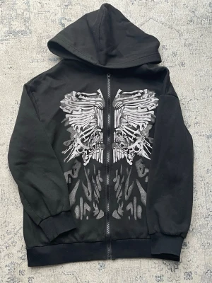 Svart hoodie med tryck - Välanvänd och lite nopprig, inget som märks mycket. Storlek M men passar S