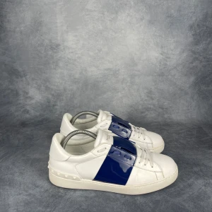 Valentino Open - Skick: 9/10. | Ingår: Skor och Dustbags. | Nypris: +- 7000 SEK. 