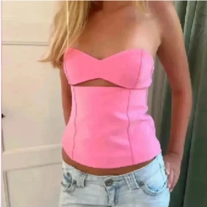 Zara topp - supersöt rosa zara topp med cutout, trendig och supernajs fest topp. lånade bilder!!