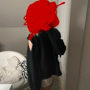 Svart stickad tröja med öppna axlar Zara - Svart stickad tröja från Zara i storlek S. Tröjan har långärmade ärmar och en snygg detalj vid axlarna som gör den extra cool. Mjuk och skön kvalitet, perfekt att styla med jeans eller kjol. Rund halsringning och loose passform.