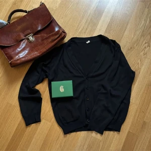 Svart cardigan från Lindbergh - Stilren svart cardigan från Lindbergh, nypris ligger på runt 900. Denna är väldigt fräsch i ett väldigt fint skick och har en väldigt bra passform. Bilden med är en annan cardigan från lindbergh(denna som säljs är slutsåld) men väldigt lika i utseendet och går för samma pris. Vid ytterligare frågor är det bara att höra av sig! BVSA