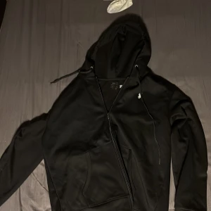 Ralph lauren hoodie  - Snygg svart Ralph lauren zip, väldigt bra skick, storlek L, hör av dig vid fundering