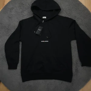 Saint Laurent Hoodie  - Säljer denna helt nya YSL hoodien som är helt ny. Storlek L och Svart. Passar om du är ca 183-195. Hör av dig vid minsta lilla fundering! 