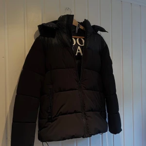 Svart vinterjacka från Joop - Svart vinterjacka från Joop i storlek S/M köpt på Zalando nypriset är 3,700.