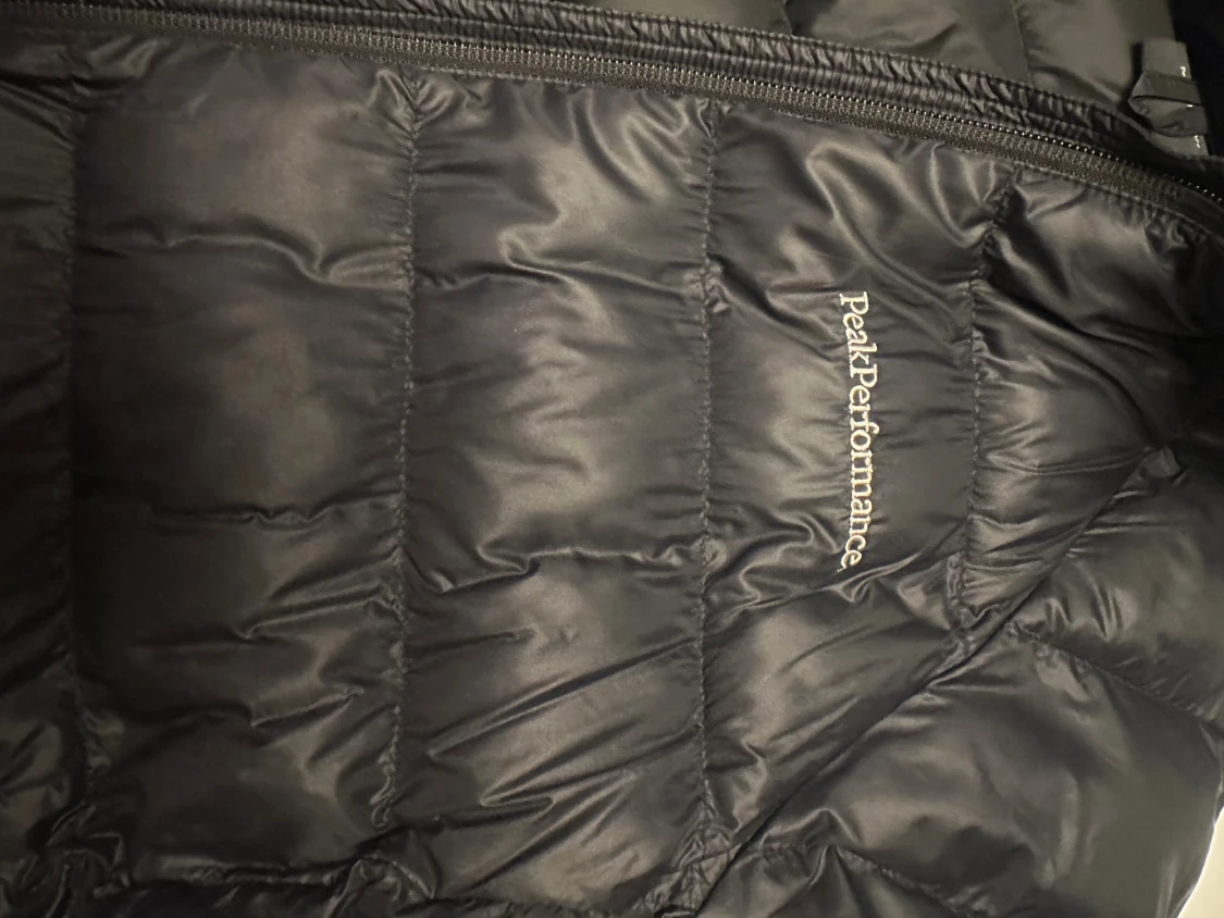 Svart dunjacka Peak Performance - 1