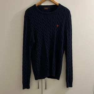 Kabelstickad Morris   - Hej, säljer nu min extremt fina och eftertraktade tröja från märket Morris. Tröjan är kabelstickad och är i fint sick men lite urtvättad vilket inte märks så tydligt. Skriv vid fler funderingar!